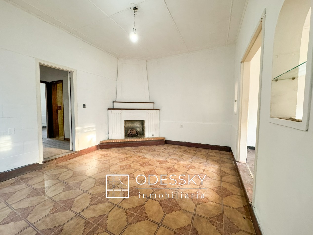 OPORTUNIDAD ! Cañuelas - Casa de 2 plantas en venta en pleno centro