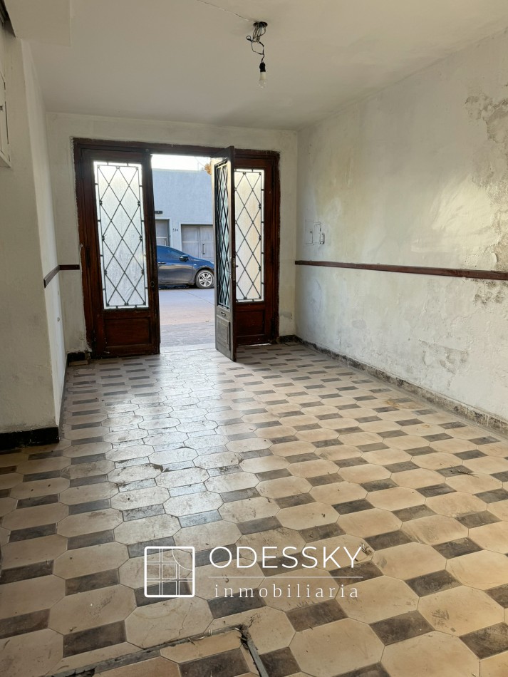 OPORTUNIDAD ! Cañuelas - Casa de 2 plantas en venta en pleno centro