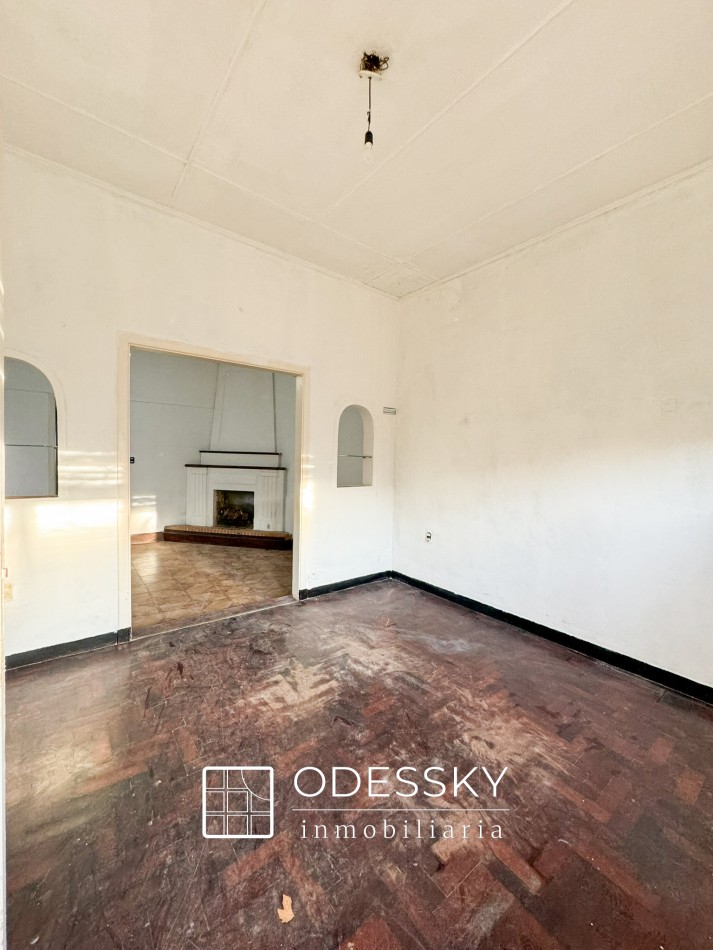 OPORTUNIDAD ! Cañuelas - Casa de 2 plantas en venta en pleno centro