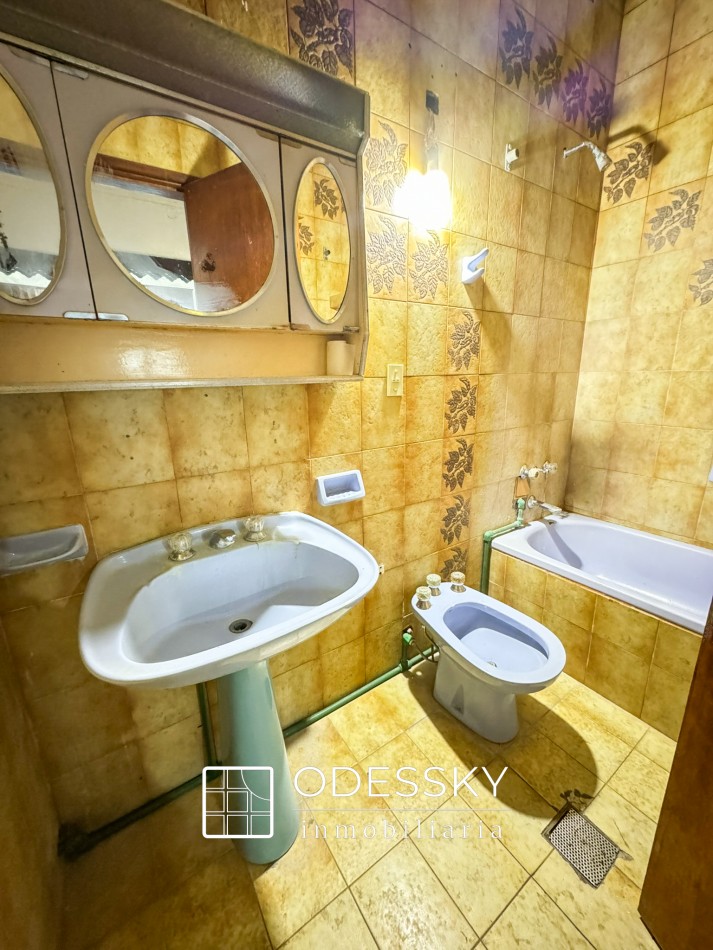 OPORTUNIDAD ! Cañuelas - Casa de 2 plantas en venta en pleno centro