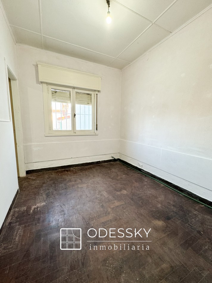 OPORTUNIDAD ! Cañuelas - Casa de 2 plantas en venta en pleno centro