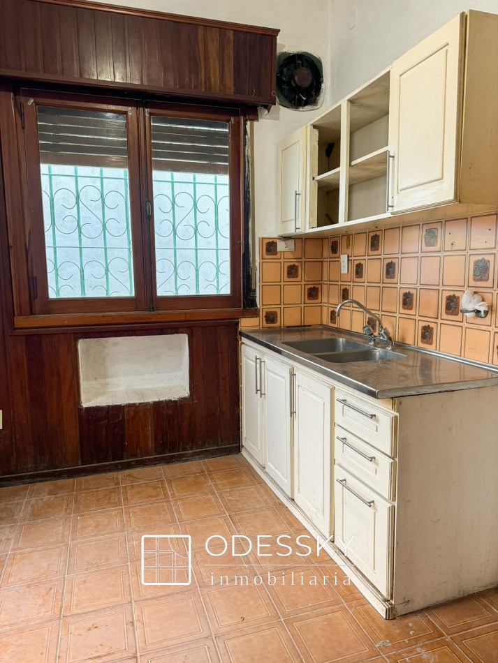 OPORTUNIDAD ! Cañuelas - Casa de 2 plantas en venta en pleno centro