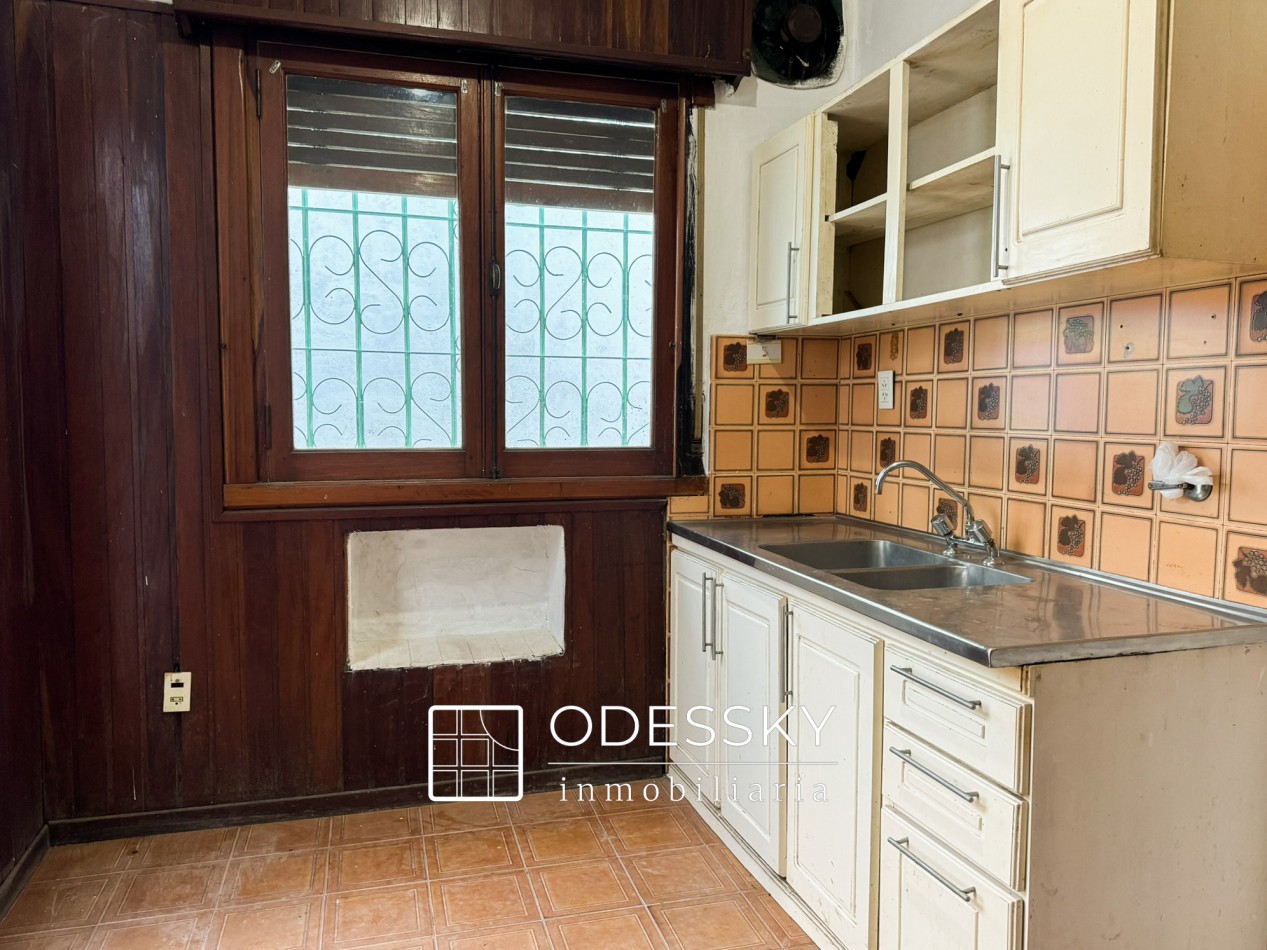 OPORTUNIDAD ! Cañuelas - Casa de 2 plantas en venta en pleno centro