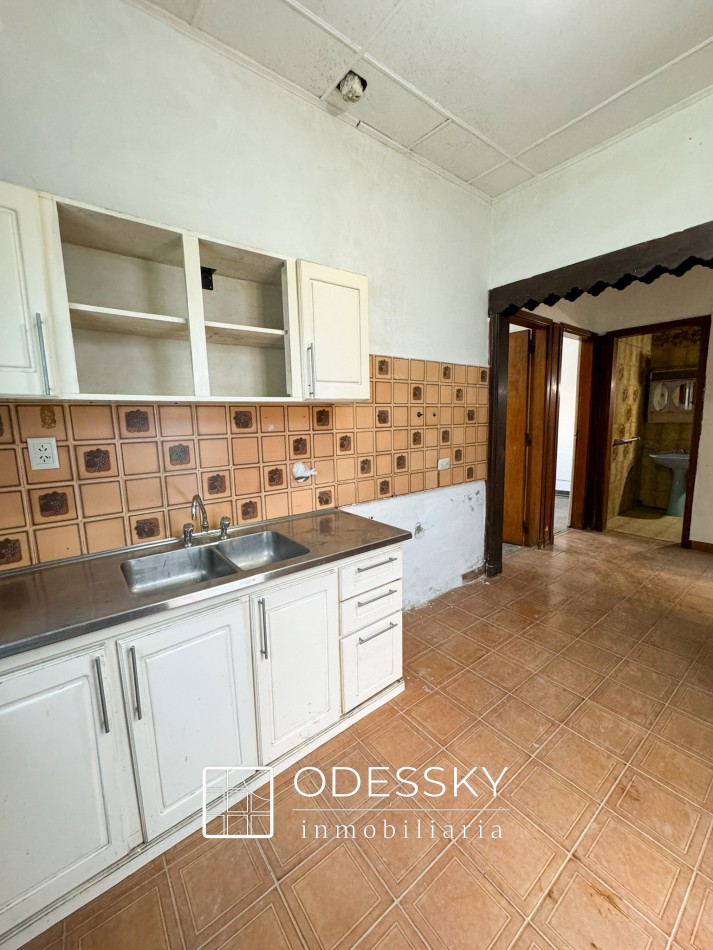 OPORTUNIDAD ! Cañuelas - Casa de 2 plantas en venta en pleno centro