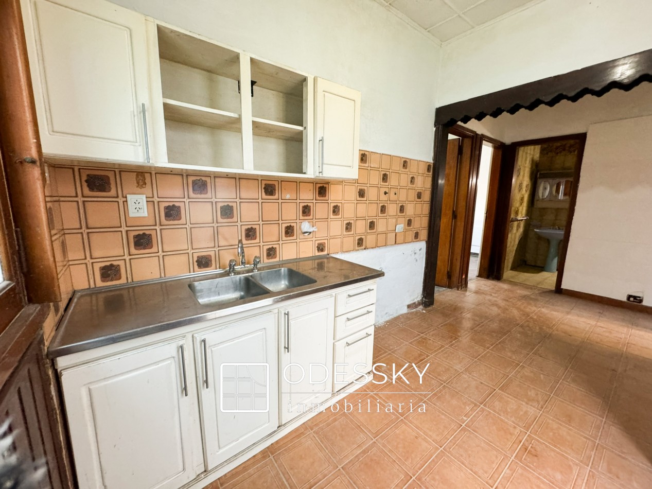 OPORTUNIDAD ! Cañuelas - Casa de 2 plantas en venta en pleno centro