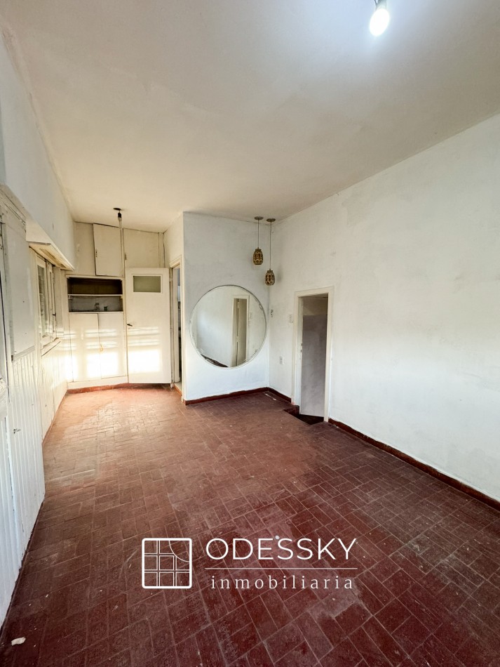 OPORTUNIDAD ! Cañuelas - Casa de 2 plantas en venta en pleno centro