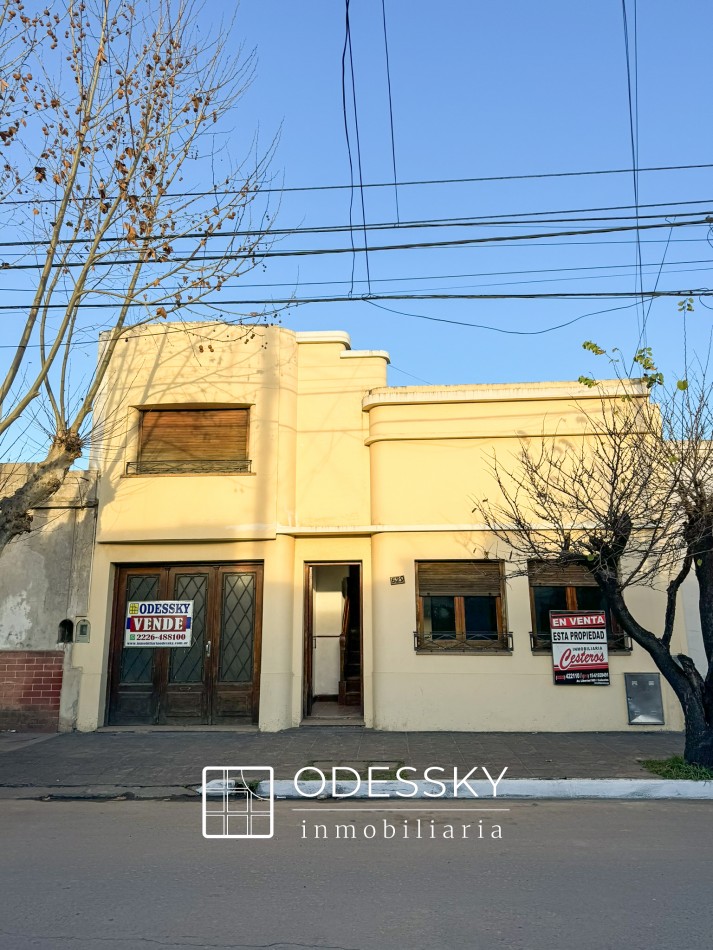 OPORTUNIDAD ! Cañuelas - Casa de 2 plantas en venta en pleno centro