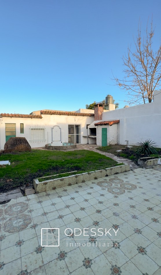 OPORTUNIDAD ! Cañuelas - Casa de 2 plantas en venta en pleno centro