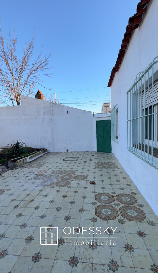 OPORTUNIDAD ! Cañuelas - Casa de 2 plantas en venta en pleno centro