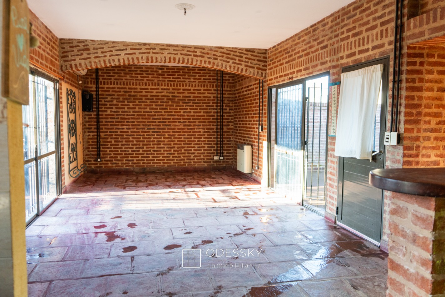 Cañuelas -Chalet con quincho , fogon y lote unico de 892 m2 en venta -Ideal para vivir o escaparse todo el año ! Apto credito hipotecario !!
