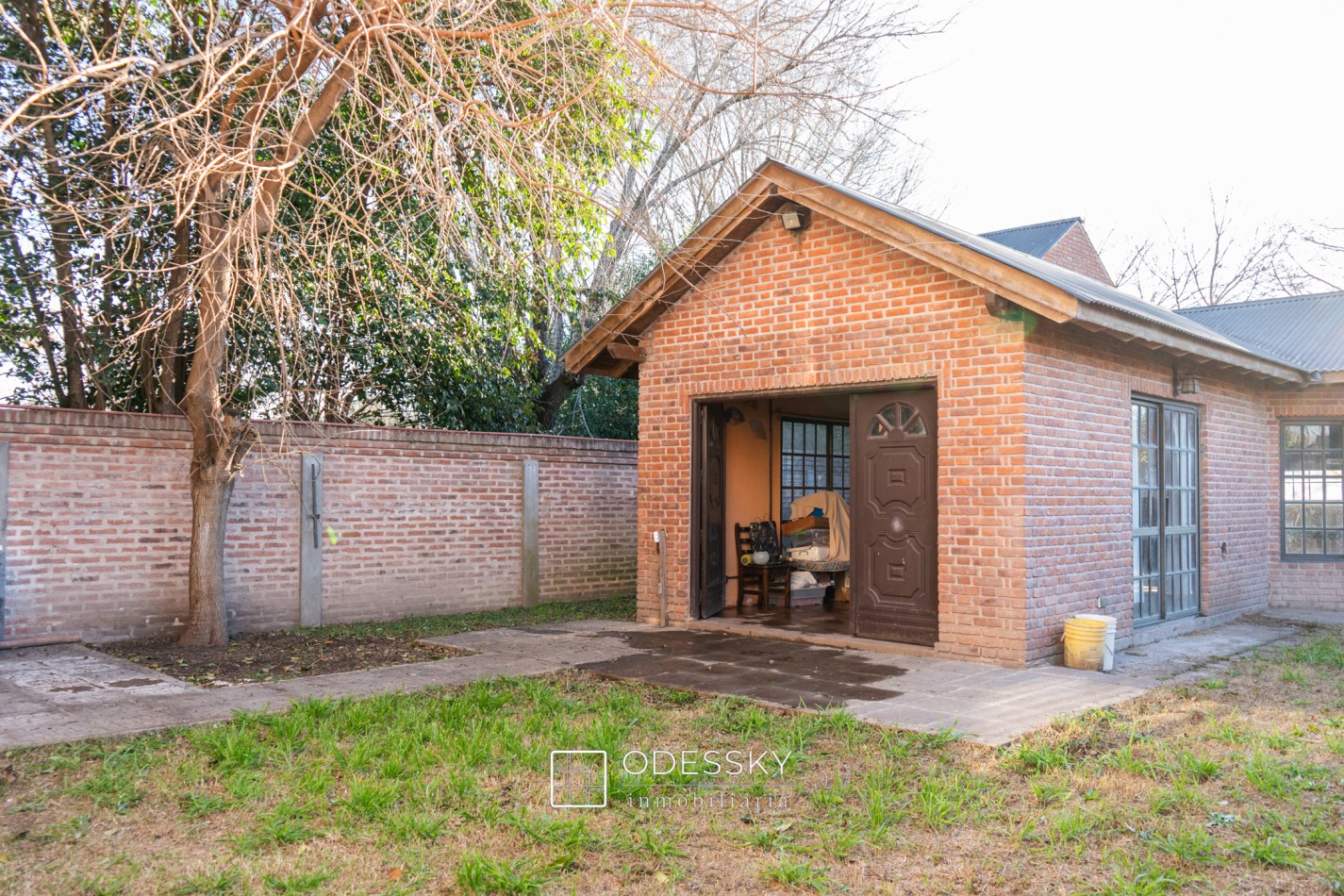 Cañuelas -Chalet con quincho , fogon y lote unico de 892 m2 en venta -Ideal para vivir o escaparse todo el año ! Apto credito hipotecario !!