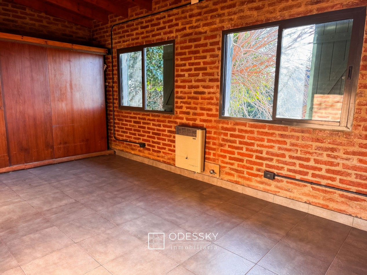 Cañuelas -Chalet con quincho , fogon y lote unico de 892 m2 en venta -Ideal para vivir o escaparse todo el año ! Apto credito hipotecario !!