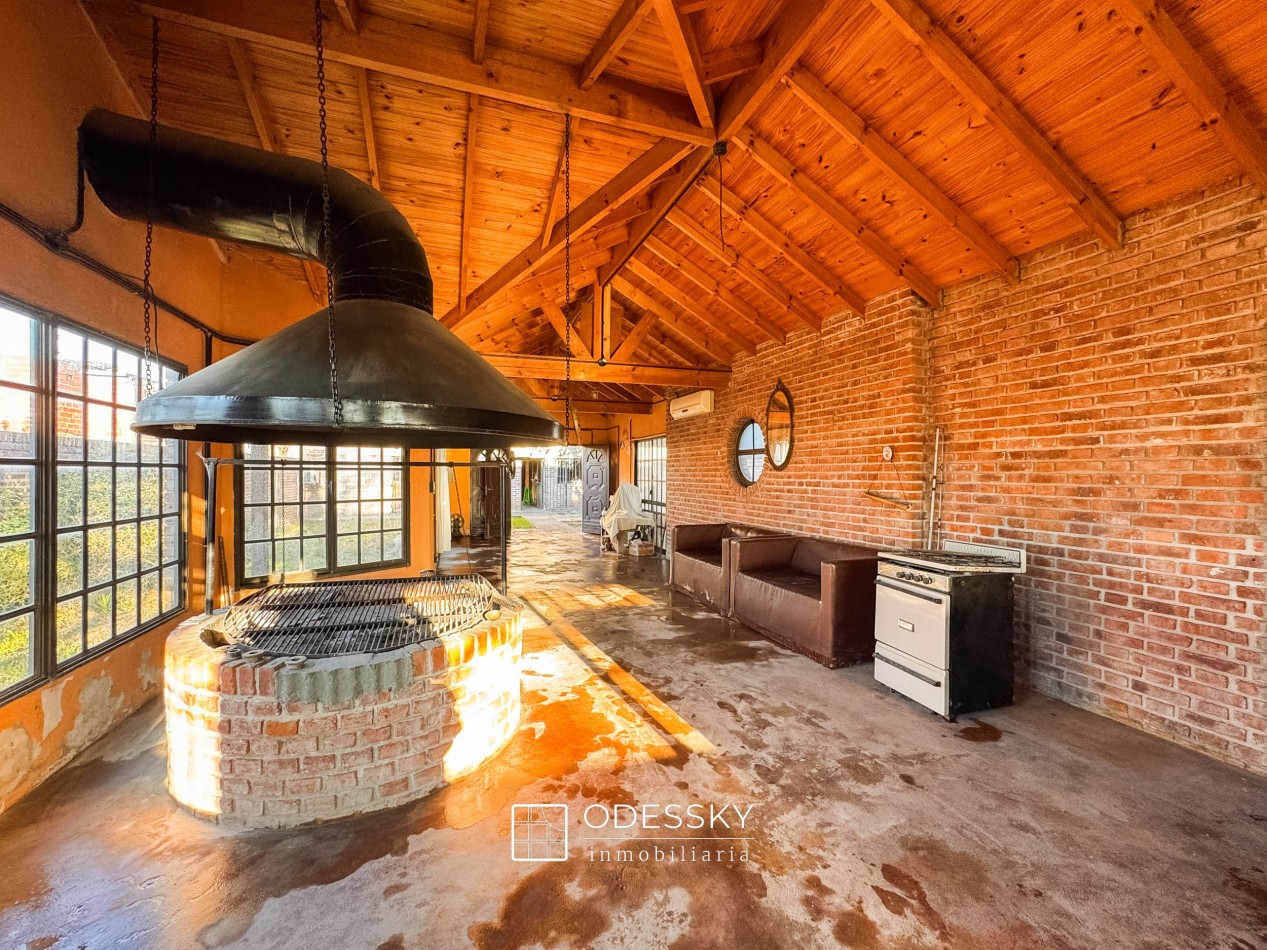 Cañuelas -Chalet con quincho , fogon y lote unico de 892 m2 en venta -Ideal para vivir o escaparse todo el año ! Apto credito hipotecario !!
