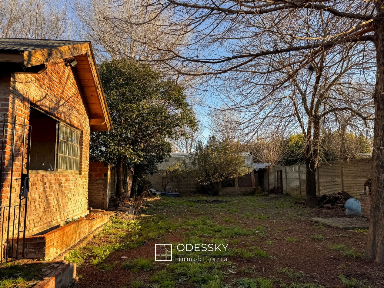 Cañuelas -Chalet con quincho , fogon y lote unico de 892 m2 en venta -Ideal para vivir o escaparse todo el año ! Apto credito hipotecario !!