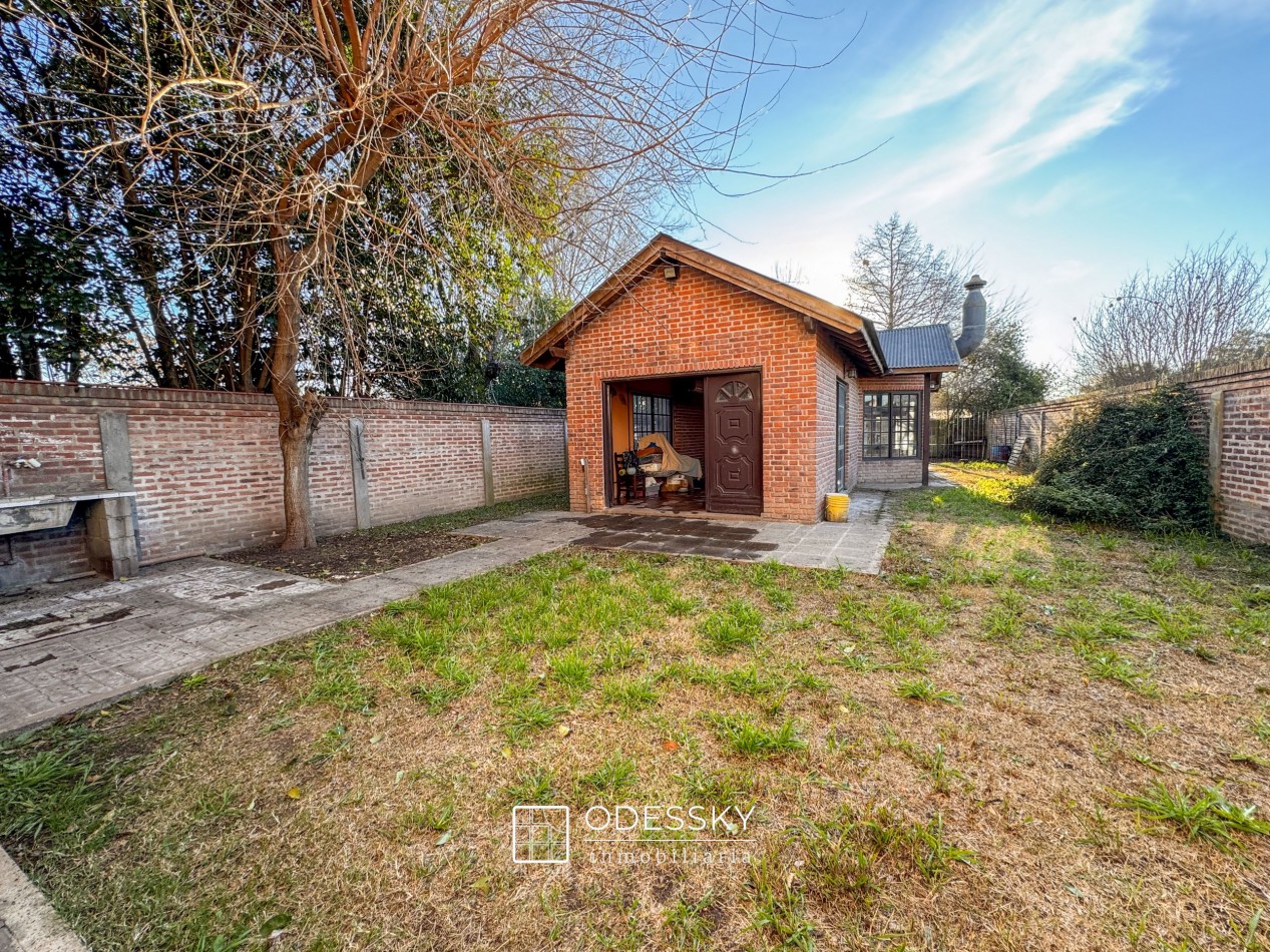 Cañuelas -Chalet con quincho , fogon y lote unico de 892 m2 en venta -Ideal para vivir o escaparse todo el año ! Apto credito hipotecario !!