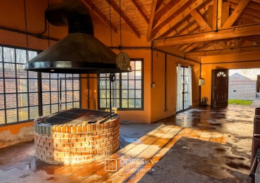 Cañuelas -Chalet  con quincho , fogon y lote unico de 892 m2 en venta -Ideal para vivir o escaparse todo el año ! Apto credito hipotecario !!